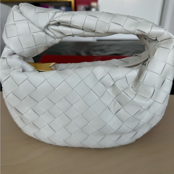 BOTTEGA VENETA
Mini Leather Jodie Bag
Zip fastening
Single top handle - Picture 11 of 12